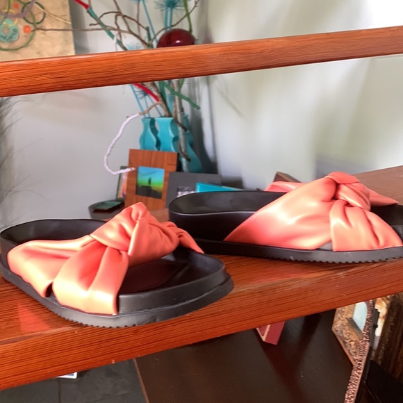 A new day flip flops, new without tags - Picture 2 of 9